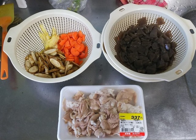 523 もつ煮込み材料.jpg