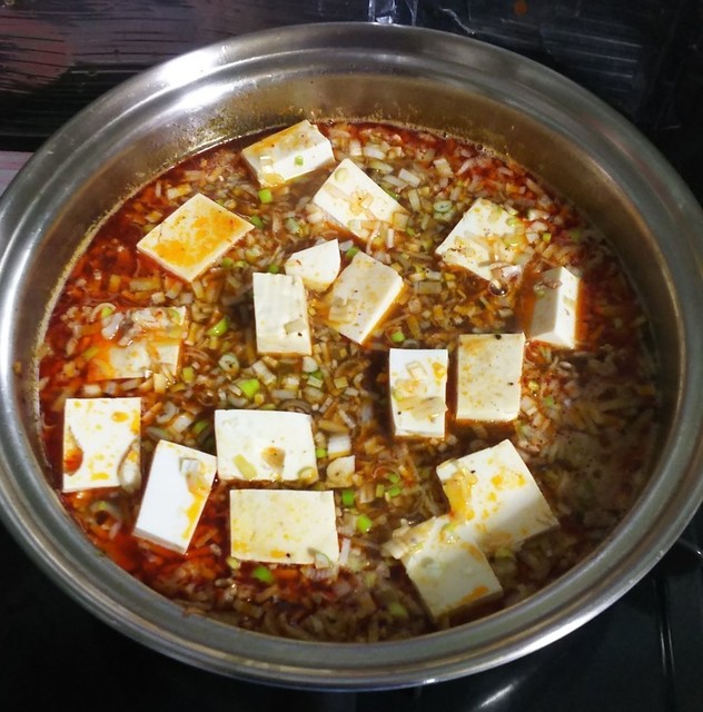 23122 麻婆豆腐 ネギ豆腐投入.jpg